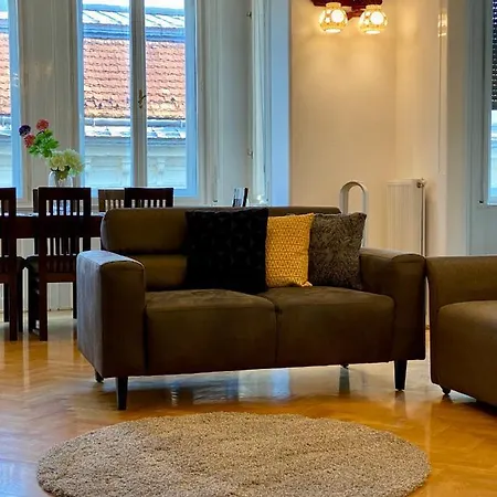 Deluxe Downtown With A Fabulous View